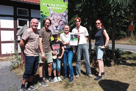 400.000. Besucher im BUND-Wildkatzendorf Hütscheroda, Fabrice Riedel (3. v. l.), mit seiner Familie aus Mühlhausen vor der Wildkatzenscheune