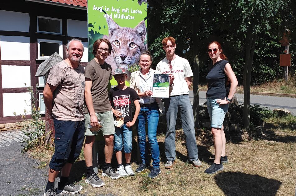 400.000. Besucher im BUND-Wildkatzendorf Hütscheroda, Fabrice Riedel (3. v. l.), mit seiner Familie aus Mühlhausen vor der Wildkatzenscheune